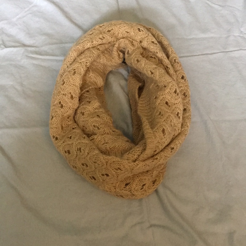 KNITTED SCARF